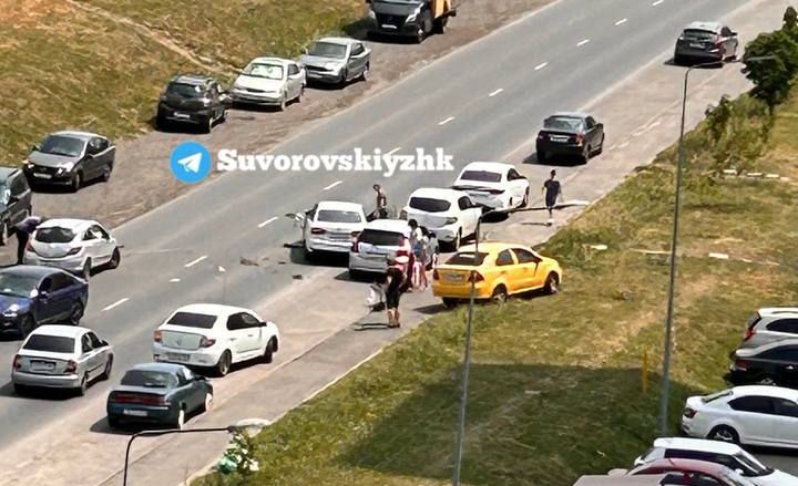 В Ростове около получаса назад в микрорайоне Суворовском на улице Петренко произошло массовое ДТП. Приехала скорая помощь. Видимо не обошлось без пострадавших.   #новости #ростов #ростовскаяобласть #дтп #сувороский