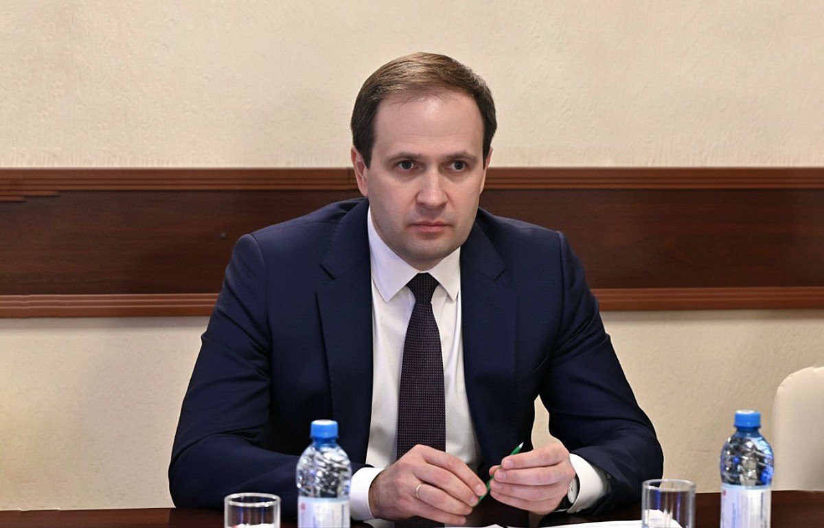 Доходы региональных бюджетов за 11 месяцев 2025 года выросли на 6 по сравнению с прошлым годом заявил замминистра финансов России Павел Кадочников на заседании совета Союза финансистов России По его словам увеличение доходов в основном обеспечили собственные налоговые и неналоговые поступления регионов в первую очередь НДФЛ Он добавил что региональный государственный долг находится на устойчивом уровне чуть выше 3 трлн рублей где большую часть суммы составляет задолженность по бюджетным кредитам