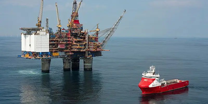 В Германии нарастает скандал вокруг манипулирования рынком газа в условиях энергокризиса. Регулятор электросетей ФРГ проводит соответствующее расследование, сообщает Bloomberg.   По предоположению надзорного органа вследствии возможных манипуляций, с середины мая по середину июля компания Trading Hub Europe могла потерять порядка €60 млн. Там также предупредили, что махинации при закупке газа могли привести к увеличению счетов за электроэнергию для потребителей.  Как отмечает Bloomberg, в Германии исторически используют два вида газа — L-газ, с низкой теплоотдачей из Нидерландов, и H-газ, с высокой теплоотдачей из России и Норвегии. В периоды сокращения поставок из Нидерландов требуется дополнительная переработка топлива, вокруг которой и выявлены признаки, указывающие на сознательное манипулированием ценообразованием.