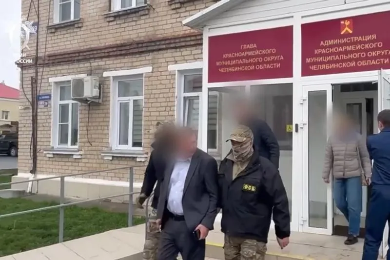 Задержанного за коррупцию замглавы Красноармейского округа отпустили под домашний арест Меру пресечения Евгению Кундиусу избрали накануне Следователь просил отправить обвиняемого в СИЗО Суд пришел к выводу об отсутствии оснований для заключения фигуранта под стражу В итоге его отправили под домашний арест Обвиняемому также запретили общаться с определенными лицами отправлять и получать почтово телеграфные отправления пользоваться средствами связи и интернетом Евгения Кундиуса обвиняют в превышении должностных полномочий По версии следствия по его указанию без проведения конкурса был заключен контракт по завышенной стоимости Подписаться на ЕАН Челябинск в МАХ