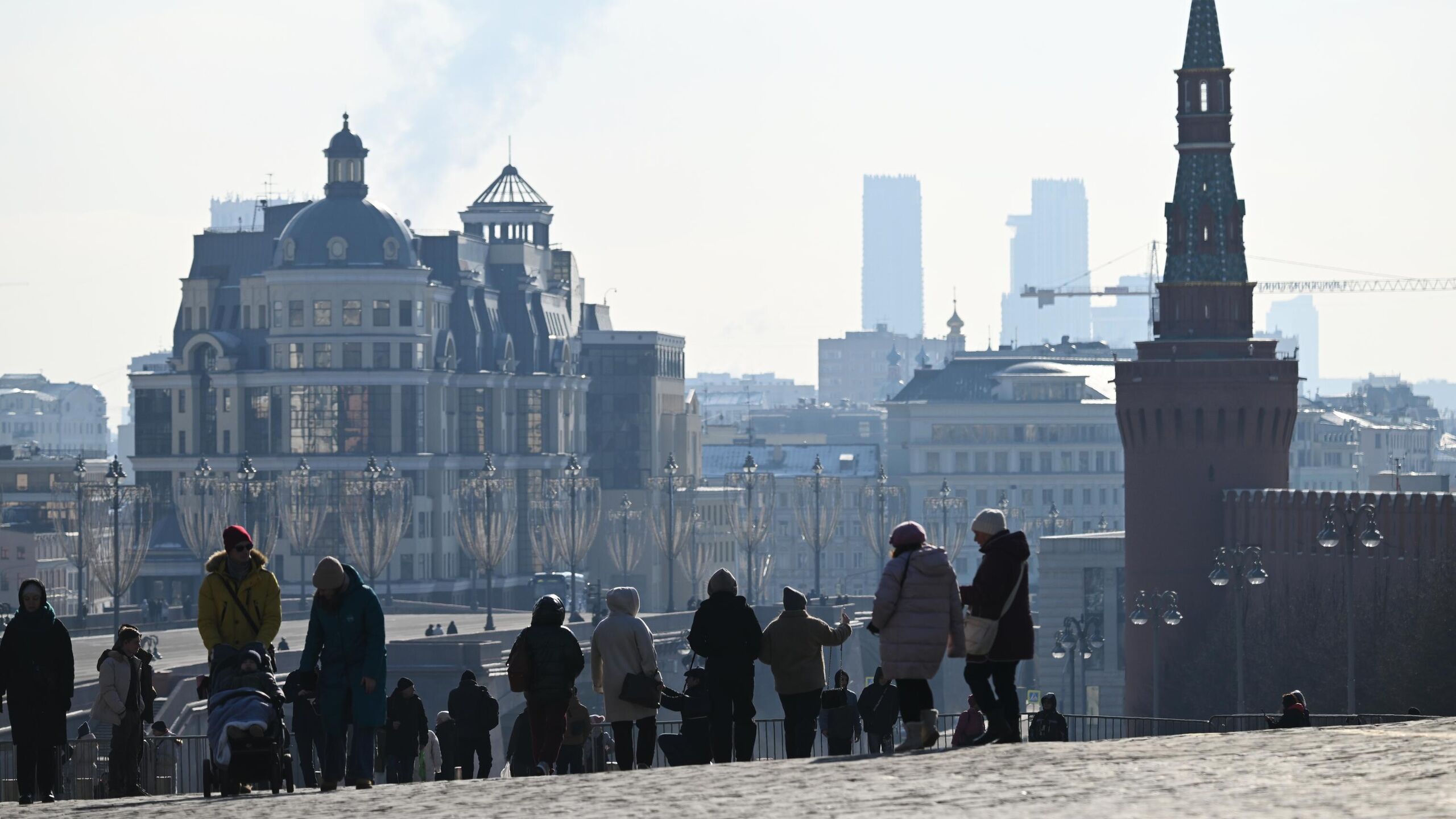 Половина туристических поездок по России приходится на Москву Краснодарский край и Санкт Петербург сообщил глава Российского союза туриндустрии РСТ Илья Уманский Рейтинг 10 самых популярных направлений по России выглядит следующим образом На первое место вырвалась Москва Вы знаете что у нас традиционная конкуренция двух самых емких направлений самых массовых направлений это Краснодарский край и Москва В прошлом году на первом месте был Краснодарский край В этом году на втором месте Краснодарский край следом идет Санкт Петербург сказал Уманский на пресс конференции союза прошедшей в Международном мультимедийном пресс центре Россия сегодня говоря об итогах года Следом в первой десятке Московская область Крым Татарстан Ставропольский край Свердловская область Ленинградская и Нижегородская области Первая тройка Москва Краснодарский край Санкт Петербург из всего туристического потока россиян в нашей стране забирает примерно 51 добавил он