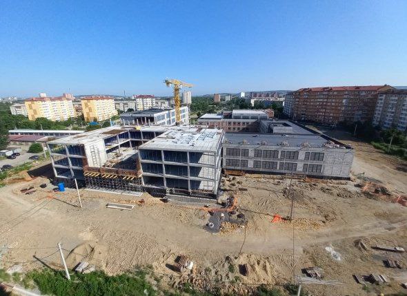 Сроки строительства школ срывают не только во Владивостоке, но и в Уссурийске. У всех на слуху – школа на Патрокле, срок сдачи которой недавно вновь перенесли. Однако свой долгострой появился и в Уссурийске – здесь в сентябре 2025 года должна была открыться новая школа на 1100 мест, но в июле объект с готовностью 42% заморозили на неопределенный срок. Причиной называют нерасторопность подрядчика, хотя строили довольно быстро — с учетом того, что раньше на этом месте было болото. Но я бы хотел добавить вот что. В последний раз новую школу в Уссурийске №25 открывали в том самом 1998 году. И мне повезло не только быть свидетелем этого события, но и учиться в ней Еще раз: в 90е годы в стране, несмотря на тотальный бардак, были и деньги, и компетенции чтобы строить новые школы. И уже только поэтому современным чиновникам, у которых есть нацпроекты, мастер-планы и вертикаль власти, должно быть стыдно за постоянные переносы сроков и корявые отмазки. Да, возможно проблема действительно в подрядчиках — но в любом случае, это проблема заказчиков и кураторов стройки, а никак не жителей. А возможно, что руки из жопы растут вовсе не у подрядчиков. P.S. главы Владивостока и Уссурийска в 2025 году получили денежное поощрение за достижение социально-экономических показателей. Главные "достижения" – на фото UssurMedia и VL. ru