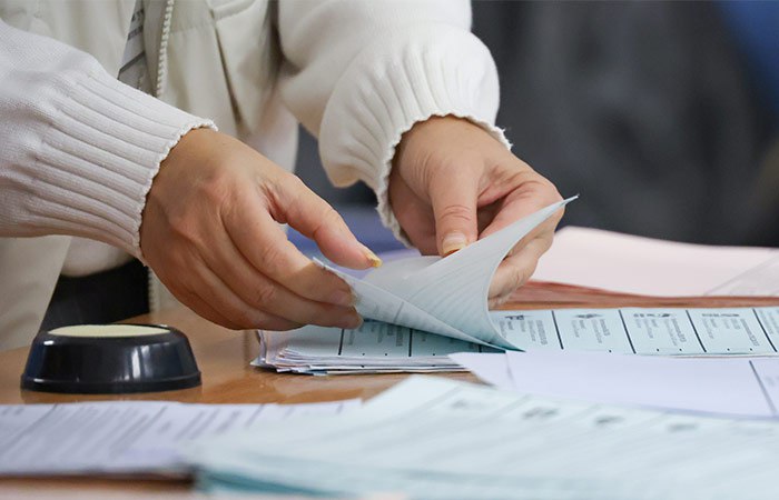 Комитет Госдумы по госстроительству и законодательству в понедельник рекомендовал палате парламента принять поправку о возможности граждан голосовать с использованием бумажного бюллетеня при проведении электронного голосования.Ранее о подготовке такой поправки сообщил журналистам председатель Госдумы Вячеслав Володин."Поправкой предлагается при проведении электронного голосования обеспечить возможность голосования с использованием бумажного бюллетеня.