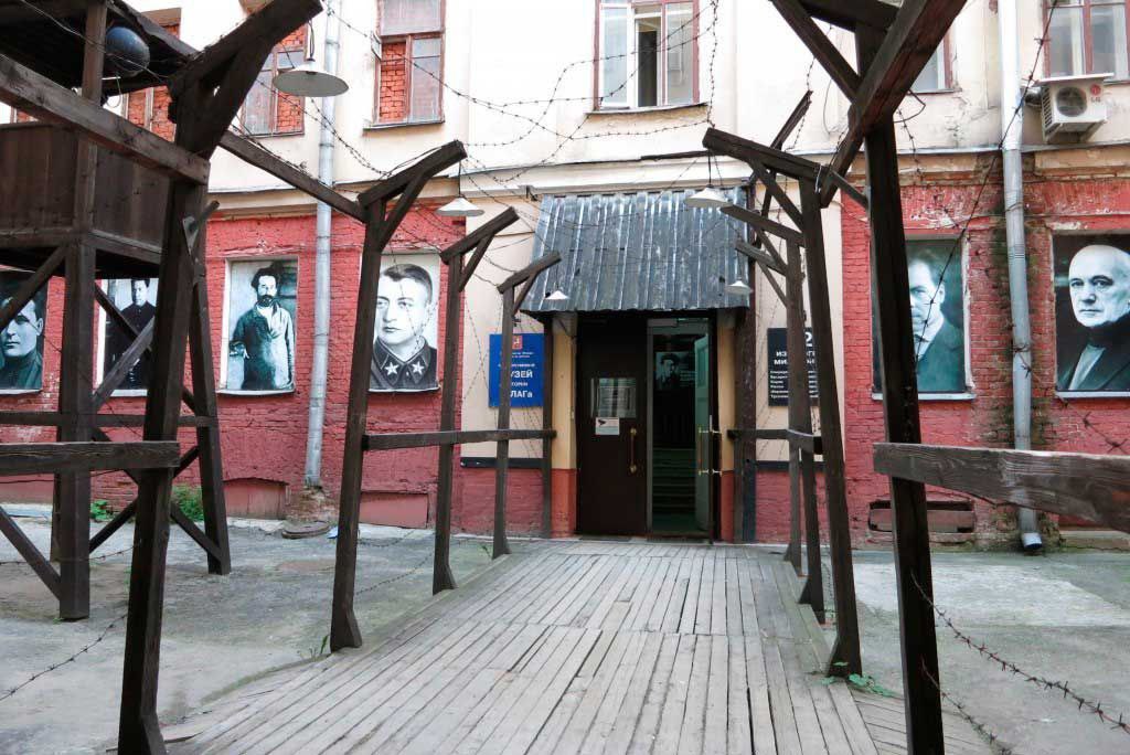 На месте бывшего Музея истории ГУЛАГа откроют Музей памяти В нем вместо экспозиции посвященной сталинским репрессиям будут рассказывать о геноциде советского народа нацистами В Москве откроется Музей Памяти Он будет посвящен памяти жертв геноцида советского народа Экспозиция охватит все этапы военных преступлений нацистов в годы Великой Отечественной войны говорится в сообщении на сайте Директором музея назначена Наталья Калашникова которая имеет звание ветерана боевых действий отмечена медалями Участнику специальной военной операции и За вклад в укрепление обороны Российской Федерации   Подписывайтесь на Расстригу