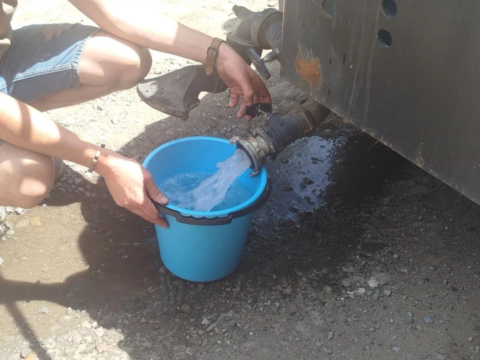 В Брянке в ЛНР осуществляют подвоз воды по заявкам жителей Глава Брянки в ЛНР Евгений Морозов заявил, что ситуация с подачей воды в городе остается напряженной. Проблемы остаются после прорыва водопровода на насосной станции 11 июля. «Ежедневно по заявкам жителей работниками ГУП ЛНР «Лугансквода» и МУП «Комсервис» осуществляется подвод воды», - сообщает Морозов. По его словам, 13 числа воду доставили по следующим адресам: ул. Щетинина, кв. 30 лет Победы, ул. Б. Хмельницкого, м-н Тополь, ул. Южная, Сурикова, Серафимовича. «Понимаю, уровень социального напряжения велик, но прошу с пониманием отнестись к сложившейся ситуации», - говорит чиновник.