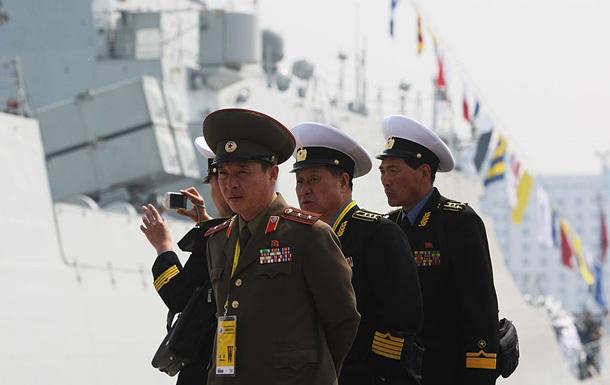 Россия помогает КНДР строить современные военные корабли, но не факт, что они умеют плавать Северная Корея при поддержке России строит новые эсминцы рекордно быстро. Первый корабль класса «Чхве Хён» построили за 400 дней. Это быстрее, чем в Китае или США. Однако, как выяснили эксперты, корабли недостроены: они не имеют двигателей, вентиляция заблокирована, а перемещаются только на буксире. Дизайн судов подозрительно похож на российские фрегаты класса «Григорович», что указывает на техническую помощь из Москвы. Хотя корабли пока не боеспособны, они могут использоваться как платформы для запуска ракет, включая ядерные. Nevlastny TV - Наш скоростной VPN