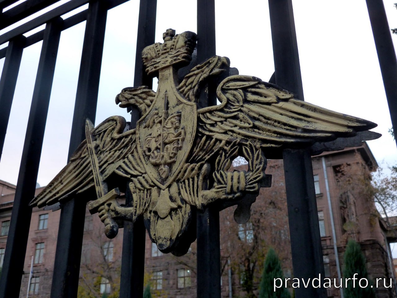 Бизнес Слипенчука на годы получил миллиард Минобороны «без предъявления работ» Суды вскрыли подробности конфликта ППК «Военно-строительная компания» с «Запсибгазпромом» экс-депутата Госдумы Михаила Слипенчука. Как выяснилась, фирма дала гарантию за свою «дочку» - «Запсибгазпром-Газификацию», которая не смогла своевременно исполнить обязательства по объекту: «Создание комплекса обеспечения безопасности объектов войсковой части Московская область». В итоге от коммерсантов потребовали вернуть миллиардный аванс, но не получив ответа, пошли в суд за гарантией. В ответ, вместо признания ситуации, «Запсибгазпром-Газификация» назвала претензии военных строителей недействительной сделкой. Первый раунд разбирательств тюменцы проиграли, а участники рынка, обратили внимание, что ком конфликтов, основанных на сотрудничестве «ППК ВСК» и активов Слипенчука, уже приобрел колоссальный размер. Подробнее на «Правде УрФО»