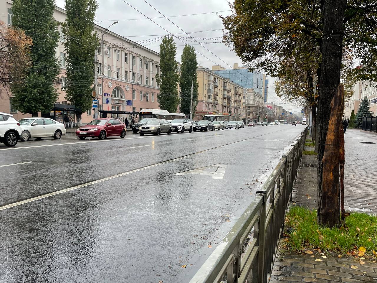 Облправительство а не мэрия станет решать что делать с выделенками Воронежа Правительство Воронежской области хочет через изменение регионального закона забрать у мэрии часть полномочий в сфере дорожной деятельности узнал Абирег В частности речь идет о том чтобы именно правительство региона а не администрация города содержало элементы обустройства дорог дорожные знаки светофоры технику фиксирующую нарушения ПДД включая пункты весового и габаритного контроля Впрочем куда любопытнее выглядит другой пункт который забирают у мэрии Воронежа Он связан с организацией дорожного движения включая его мониторинг и моделирование а также управление им в автоматическом режиме Иными словами условный вопрос организации выделенных полос больше не будет в компетенции городской администрации Эксперты Абирега назвали причиной изменений усиливающимся влиянием первого замгубернатора Сергея Трухачева который курирует отрасль t me abireg max