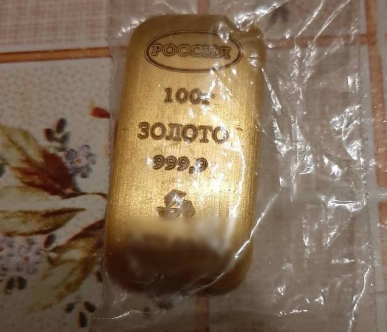 Все сбережения и два слитка золота отдала мошенникам московская пенсионерка Женщине позвонили аферисты и заявили что её электронная почта была взломана и предложили содействовать чтобы поймать преступников Пенсионерке приказали купить 2 слитка а также передать все имеющиеся деньги Ущерб достиг почти 3 млн рублей