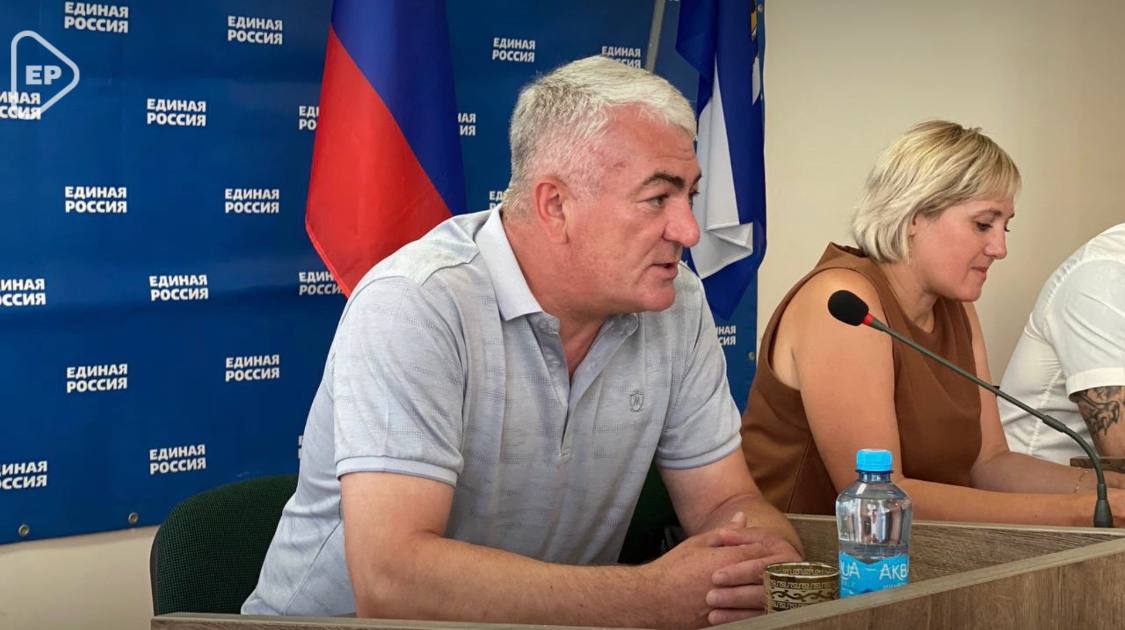 В Скадовске создадут штаб общественных организаций, в числе которых и «Молодая Гвардия Единой России»! Об этом рассказал секретарь местного отделения партии, глава округа Александр Дудка на расширенном заседании фракции «Единая Россия» в Скадовском совете депутатов. Встреча прошла при участии заместителя Председателя областной Думы Павла Тропкина, Председателя Совета фракций «Единой России» в Херсонской области и руководителя регионального исполнительного комитета Ольги Лукович. Ольга Лукович поделилась планами по созданию местных отделений МГЕР в каждом муниципалитете левобережья. В Скадовском округе пока работает волонтерская команда из других регионов, но скоро появится отделение из местных жителей. Место для штаба уже в стадии согласования, сообщил Александр Дудка. Павел Тропкин призвал депутатов активнее участвовать в контроле ремонта объектов народной программы, слушать пожелания жителей и доносить их до исполнительных органов. «Это не значит ходить и делать замечания. Это значит слушать пожелания жителей по обустройству школ, детских садов, больниц, парков, а затем доносить эти предложения до органов исполнительной власти, контролирующих составление смет и выступающих заказчиками работ». Также на заседании обсудили старт серии интервью с муниципальными депутатами и секретарями первичек в преддверии конкурса «Лучшая практика реализации народной программы партии» — отличная возможность заявить о своих инициативах на региональном и федеральном уровнях. Первый зам секретаря реготделения партии поблагодарил депутатов за проведение мероприятий в рамках «Исторической памяти» ко Дню Победы, включая акции «Лента Победы» и «Забота и уход», в ходе которых благоустроили и отремонтировали памятники и мемориалы. #ЕдинаяРоссия #ХерсонскаяОбласть #МГЕР