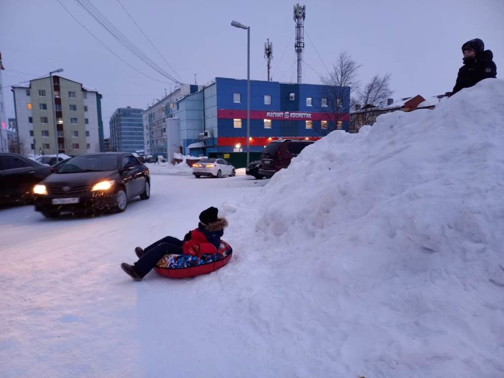 С 23 декабря 2024 года по 8 января 2025 года на территории Татарстана пройдет широкомасштабное мероприятие «Зимние каникулы», направленное на профилактику детского дорожно-транспортного травматизма.  Для справки  За 11 месяцев 2024 года на дорогах республики зарегистрировано 401 ДТП, в которых 10 детей погибли и 430 получили ранения.  Комментирует ведущий специалист ГБУ «БДД» Гульшат Зайнуллина:  — В связи с началом зимних школьных каникул в местах массового пребывания детей пройдут мероприятия по профилактике нарушений правил перевозки детей.  Информация о нарушениях ПДД учащимися будет передаваться по месту учебы пешеходов для дальнейшей профилактической работы с ними.   В условиях сокращения светового дня, а также в связи с дорожными ситуациями, вызванными неблагоприятными погодными явлениями, Госавтоинспекция МВД по Республике Татарстан призывает всех участников дорожного движения быть предельно внимательными, осторожными и использовать световозвращающие элементы.