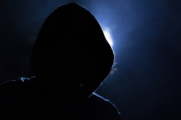 Свердловский борец с телефонными мошенниками назвал процент раскрываемости Доля раскрываемости телефонных мошенничеств составляет всего лишь 10 Об этом на пресс конференции в Екатеринбурге посвященной профилактике преступлений с деньгами граждан сообщил начальник отдела управления по борьбе с киберпреступностью ГУ МВД России по Свердловской области Игорь Сутягин Раскрываемость небольшая 10 признал Игорь Сутягин Преступление совершается в условиях анонимности участники преступной схемы как правило лично друг друга не знают находятся в разных регионах между собой общаются через мессенджеры Это осложняет раскрытие Вопреки устоявшемуся мнению не все звонки поступают с территории Украины есть группы действующие и внутри России Преступления с участием последних раскрываются чаще uralweb ru