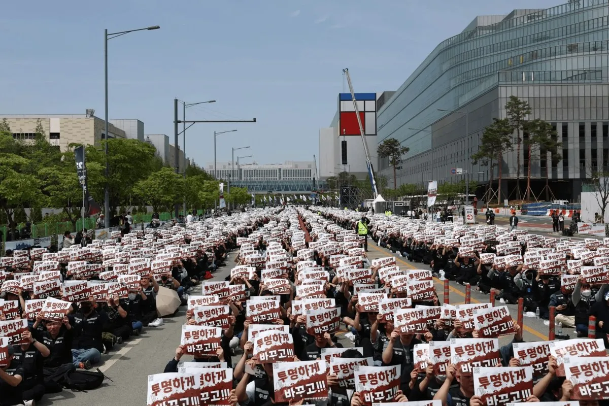 Более 30 тысяч сотрудников Samsung провели митинг у главного завода компании по производству полупроводников в южнокорейском Пхёнтхэке Они требуют выплатить им 15 от прогнозируемой прибыли которая может составить 40 трлн вон или 27 млрд Но главная забастовка которая займёт 18 дней начнётся в мае 2026 года vc ru hr 2882498