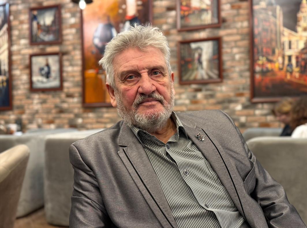 Григория Еремеева оштрафовали на 30 тысяч рублей за дискредитацию армии Пенсионера с оппозиционными взглядами подводят к уголовной судимости Ленинский районный суд Самары признал виновным 69 летнего пенсионера Григория Еремеева в дискредитации Вооруженных сил России Судья Евгения Чернова назначила ему административный штраф в размере 30 тысяч рублей сообщает издание НеМосква внесено в список иностранных агентов в России Обвинение было основано на выступлении пенсионера 23 декабря 2025 года на заседании Самарской губернской думы где он заявил о провале СВО и предложил депутатам остановить военные действия Заседание продолжалось около четырех часов с 14 30 до 18 30 Сам Еремеев пришел в суд с опозданием на 10 15 минут Но длительность была обусловлена не опозданием пенсионера В ходе судебного разбирательства представитель полиции составлявший протокол об административном правонарушении за несколько часов так и не смог четко сформулировать какие именно слова Еремеева содержали дискредитацию армии В протоколе было указано подрыв доверия к законной деятельности вооруженных сил однако конкретные цитаты из выступления приведены не были Адвокат Владимир Красиков несколько раз задавал представителю полиции вопрос о том достигнуты ли цели СВО Ответа либо не было либо он был уклончивый В процессе После оглашения решения Красиков заявил что будет подавать апелляцию Мотивировочная часть решения суда будет готова через три дня Во время заседания Еремеев зачитывал сообщения поддержки от граждан включая военнослужащих находящихся в зоне СВО Это первое административное наказание Еремеева по статье о дискредитации армии При повторном нарушении ему грозит уже уголовная ответственность до семи лет лишения свободы 6 февраля на Еремеева был составлен еще один протокол за распространение якобы недостоверной информации о фальсификации выборов в Самарской области Подробную историю Григория Еремеева в минувшую пятницу публиковало издание РегАспект