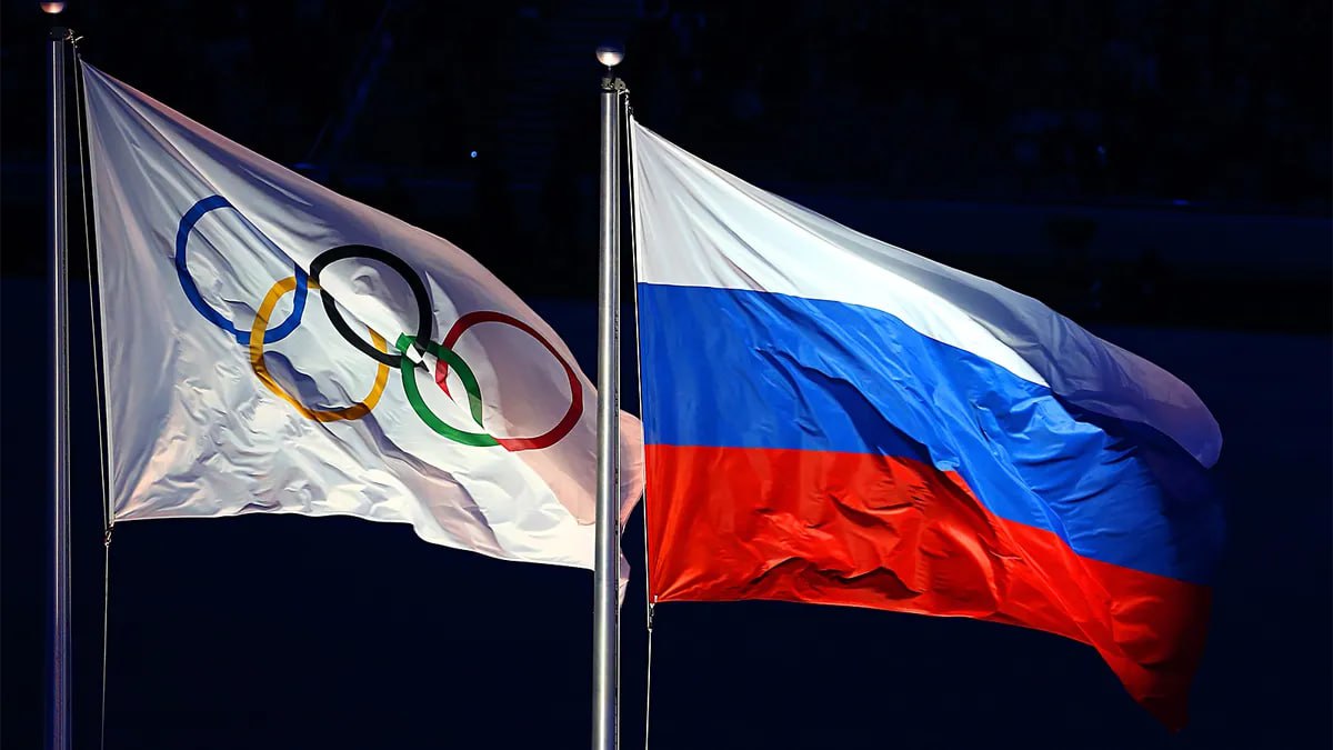 IBU не допустит российских биатлонистов на Олимпиаду после рекомендаций МОК IBU принял к сведению заявление МОК относительно участия нейтральных атлетов AIN в зимних Олимпийских играх в Милане и Кортина д Ампеццо Это решение касается спортсменов которые прошли квалификационную процедуру международной федерации для участия в Олимпиаде Заявление МОК не меняет квалификационный статус или правила проведения соревнований по биатлону Международный союз биатлонистов IBU является и остается ответственным за проведение олимпийских квалификационных соревнований по биатлону в соответствии со своими правилами Регламент соревнований IBU не предусматривает правила участия нейтральных спортсменов Это означает что только спортсмены представляющие федерацию члена IBU имеют право участвовать в соревнованиях IBU Союз биатлонистов России и Белорусская федерация биатлона отстранены от участия в деятельности IBU в соответствии с решением конгресса IBU в сентябре 2022 года заявили в IBU ВсеПроСпорт