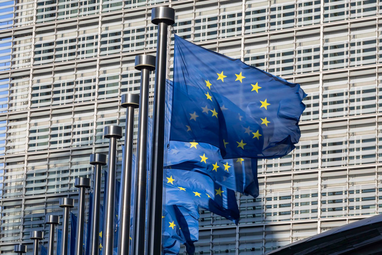 Совет ЕС объявил в среду что достиг с Европарламентом соглашения о правилах поэтапного отказа от импорта российского газа Поэтапный отказ от импорта российского природного газа является центральным элементом дорожной карты ЕС REPowerEU направленной на устранение зависимости от российских энергоносителей Как объясняют в Брюсселе это положение вводит юридически обязательный поэтапный запрет на импорт как сжиженного природного газа так и трубопроводного газа из России с полным запретом с конца 2026 года и осени 2027 года соответственно Фото Nicolas Economou NurPhoto via Getty Images interfaxonline