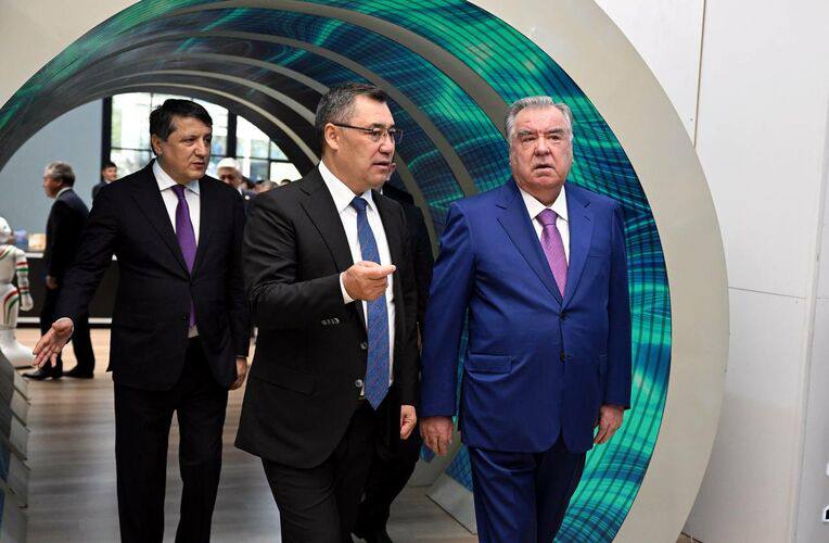 Кыргызстан и Таджикистан укрепляют экономическое партнёрство  В Душанбе прошла выставка продукции Кыргызстана и Таджикистана, которую лично посетили президенты двух стран. На экспозиции представили товары сельского хозяйства, промышленности и малого бизнеса. Лидеры пообщались с производителями и подчеркнули важность мероприятия как инструмента укрепления деловых связей.  Выставка стала площадкой для обсуждения новых проектов, расширения доступа к рынкам и привлечения инвестиций. Особое внимание уделили обмену опытом и технологиями. Ожидается, что такие форматы сотрудничества станут регулярными и усилят стратегическое взаимодействие между странами.  Источник