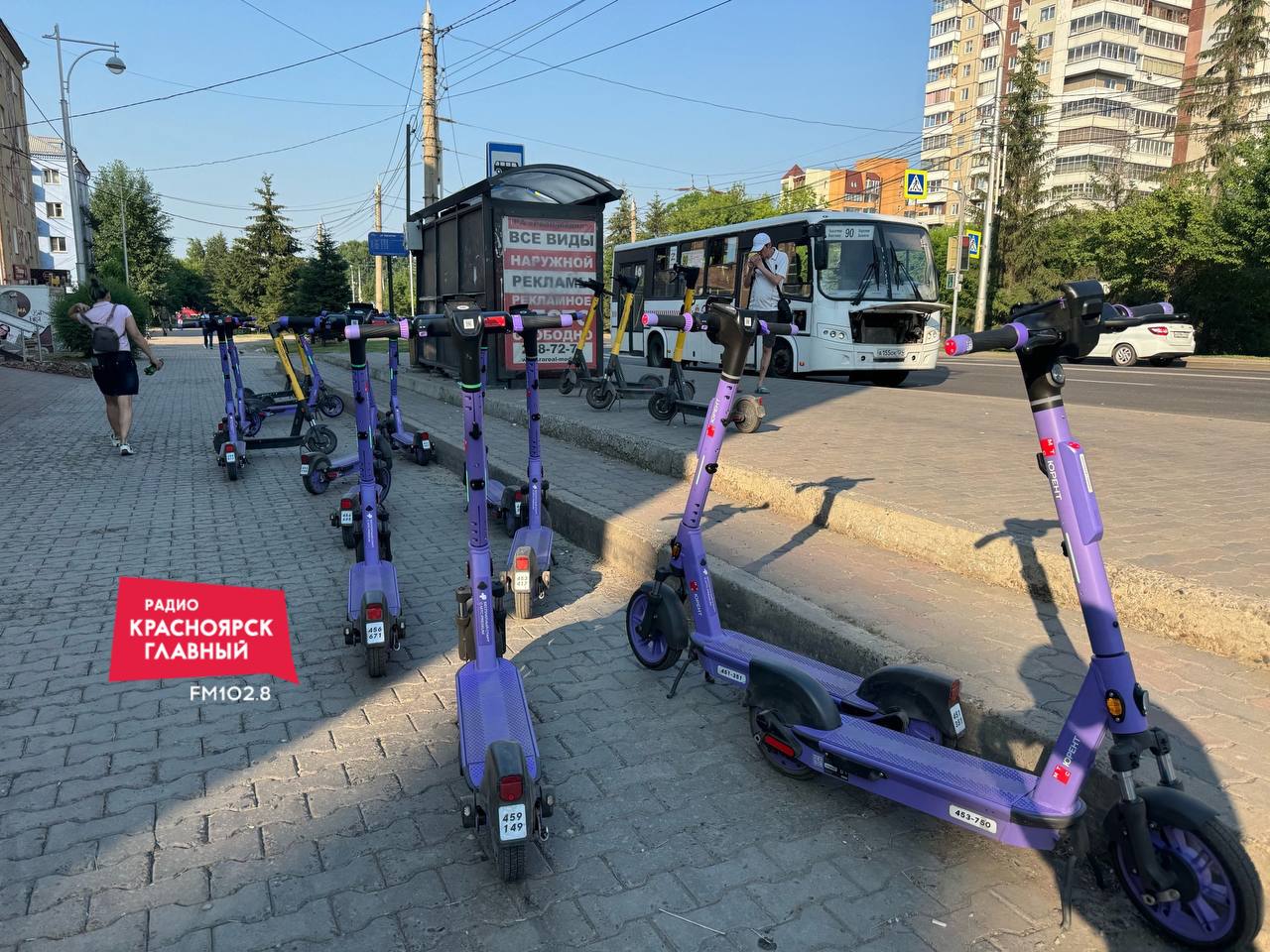 В Красноярск планирует зайти ЕЩЁ ОДНА КИКШЕРИНГОВАЯ КОМПАНИЯ  Об этом рассказал врио замначальника Госавтоинспекции региона Руслан Пушкарь.  Сейчас в городе работают две кикшеринговые компании. Они ежедневно выставляют на улицы Красноярска порядка 7 тысяч электросамокатов. Планируется, что скоро такого транспорта станет ещё больше.  «Пока в Красноярске работают две кикшеринговые компании — это те, которые сдают напрокат​ электросамокаты, — Юрент МТС и Whoosh. Пока две компании. Планируется заход третьей компании — ЯНДЕКС. Соответственно, ​мы ожидаем ещё прибавление прокатных электросамокатов», — отметил Руслан Пушкарь.  Красноярск Главный