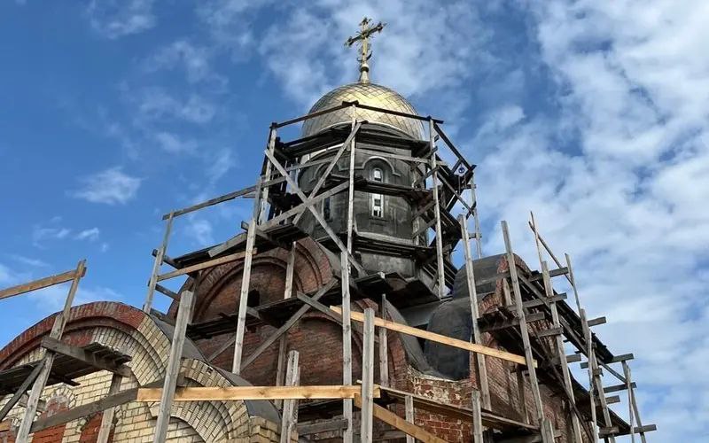 На Юго-Западе в Саранске к завершению приближается строительство Спасского храма-часовни. Рабочие сейчас занимаются внешней отделкой. Полиуретановые шаблоны над окнами и под куполом они уже установили.  «По ним будут делать арочную лепнину», — отметили в Саранской епархии РПЦ.  Сообщается также, что над входом в храм-часовню планируют установить мозаичную икону Спаса Нерукотворного. Далеко не все храмы в нашей республике имеют мозаичную роспись снаружи.