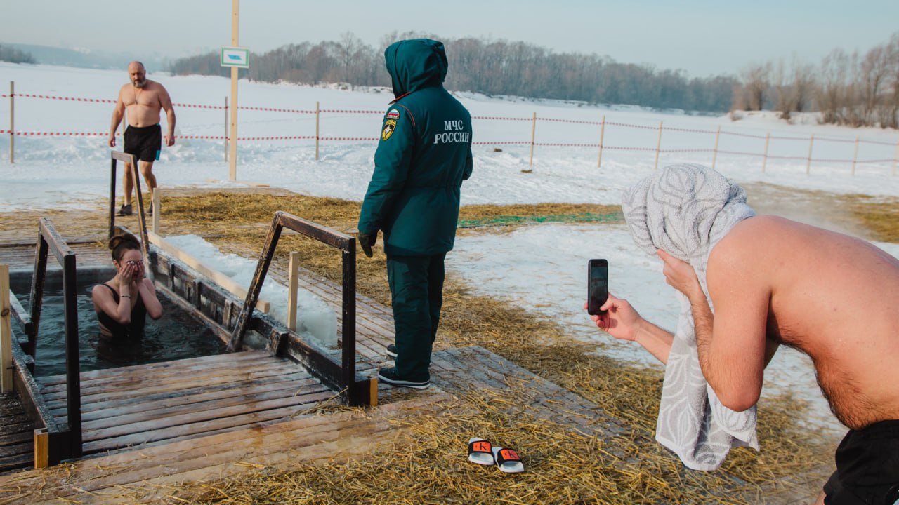 Где в Уфе можно окунуться в крещенские проруби: официальные места для ныряния в 2025 году  Из-за тёплой погоды купели будут организованы не во всех районах города. МЧС опубликовало список официальных мест для купания:    Калининский район — река Уфа, Князево.   Кировский район — река Белая, район СОК «Юность».   Ленинский район — река Белая, микрорайон Нижегородка.   Демский район — озеро Кустаревское, микрорайон Яркий.   Октябрьский район — Сипайлово, зона отдыха «Берег солнца».   Орджоникидзевский район — река Белая, район СОК «Биатлон».   Советский район — озеро Солдатское.