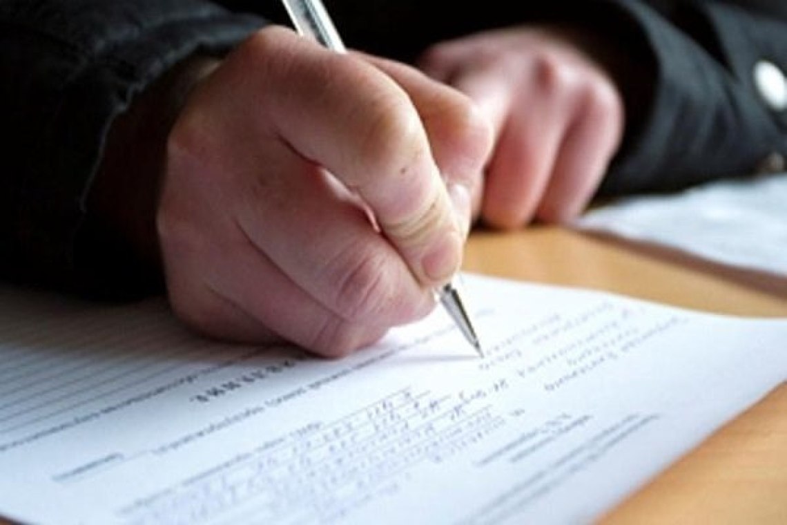 За заведомо ложное сообщение о преступлении жителю Бердянска назначили 300 часов обязательных работ Житель Бердянска Б., 1983 года рождения, по просьбе своей бабушки присматривал за ее домом в с. Елизаветовка Приморского района. Сама женщина в июле 2024 года выехала за пределы Запорожской области и находится на территории Украины. В январе 2025 года во время уборки дома мужчина обнаружил кухонную утварь и инструменты, которые посчитал ненужными и поэтому продал на рынке в Бердянске. Подумав, что по возвращении его родственница может обнаружить пропажу вещей, гражданин Б. решил скрыть их продажу, сообщив в полицию о якобы краже из дома. В первых числах февраля 2025 года Б. пришел в ОМВД России «Бердянский», где написал заявление о том, что неизвестный проник в дом его родственницы и похитил имущество на сумму 8 000 рублей. При этом сотрудник, принимавший заявление предупредил гражданина Б. об ответственности за заведомо ложный донос. В ходе доследственной проверки признаки хищения не обнаружились, в результате чего Б. признался, что совершил ложный донос. Его действия квалифицированы по ч. 1 ст. 306 УК РФ. Бердянский межрайонный суд назначил гражданину Б. наказание в виде обязательных работ на 300 часов. Качественные новости —