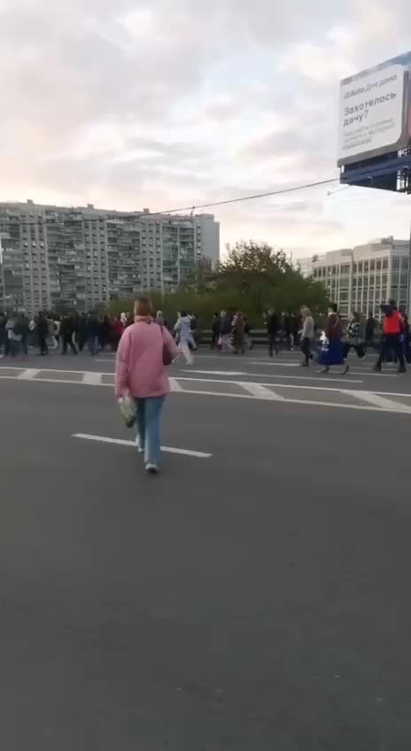 Пробки в Химках: водители покидают автомобили и идут пешком