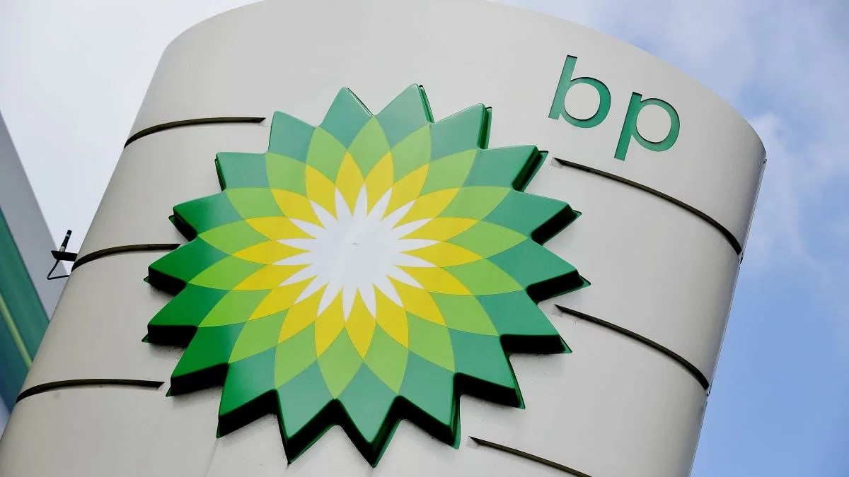 Компания BP Plc приостанавливает выкуп акций и повышает целевой показатель сокращения расходов поскольку на британского энергетического гиганта оказывается все большее давление с целью выполнения мер по оздоровлению компании BP В отчете о доходах за четвертый квартал опубликованном во вторник компания сообщила о планах по сокращению расходов на сумму до 1 5 миллиарда долларов к концу 2027 года Чистая прибыль в размере 1 54 миллиарда долларов соответствует средней оценке аналитиков в 1 53 миллиарда долларов jkinvest news jkinvest