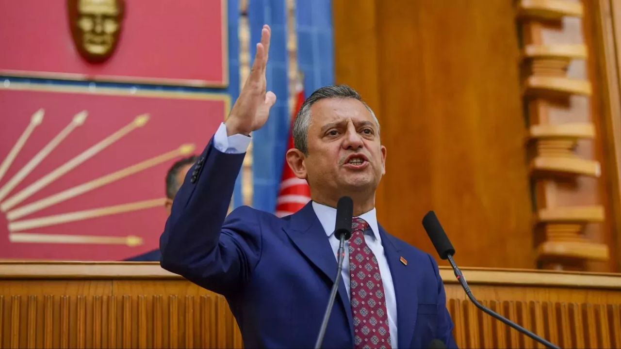 Проще остановить бегущеего бизона В Турции разворачивается новая волна политических чисток. Генпрокуратура Анкары возбудила новое дело против лидера оппозиции — председателя CHP Республиканской народной партии Озгюра Озеля. Обвинения стандартные: оскорбление президента, подстрекательство к совершению преступлений, угрозы и оскорбление госслужащих. Озгюр Озель резко ответил: «Мы не угрожаем переворотом — но если вы попытаетесь уничтожить выборы, народ сам принесёт урну. Не бойтесь митингов — это пока только трейлер. Фильм ужасов впереди». Он также указал на огромные расходы властей на удержание контроля: «108 дней репрессий обошлись в $150 млрд. Народ обеднел, репутация Турции падает, внутренний мир — под угрозой». Один из ключевых свидетелей обвинения, Азиз Ихсан Акташ, которого власти называют «информатором», по словам Озеля — просто "штатный клеветник", близкий к правящей партии и ранее сам получавший госзаказы и автомобили за взятки. Финальный удар Озеля — лично по Эрдогану: «Если у тебя есть хоть капля чести — ответь, почему мэру от AKP подарили Audi A8 за тендер. Или ты снова не в курсе?» Стамбульский волк — Про Турцию простыми словами