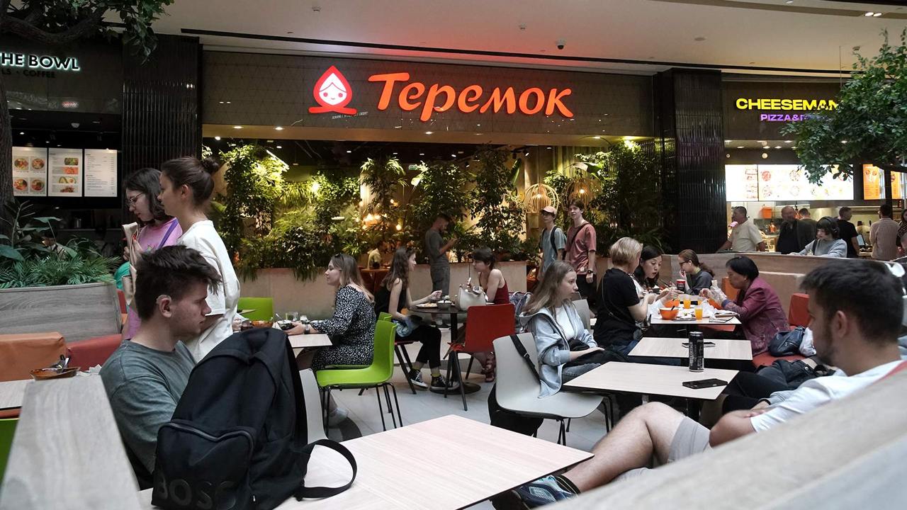 В сети ресторанов «Теремок» нашли опасную продукцию.   Роспотребнадзор обнаружил нарушения в хранении продуктов, маркировке и требованиях по микробиологии.   В результате служба сняла с реализации 124 кг продукции из московских точек, выписала 66 протоколов об административных нарушениях, а также штрафы на сумму 870 тысяч рублей    Прямой эфир - подписаться