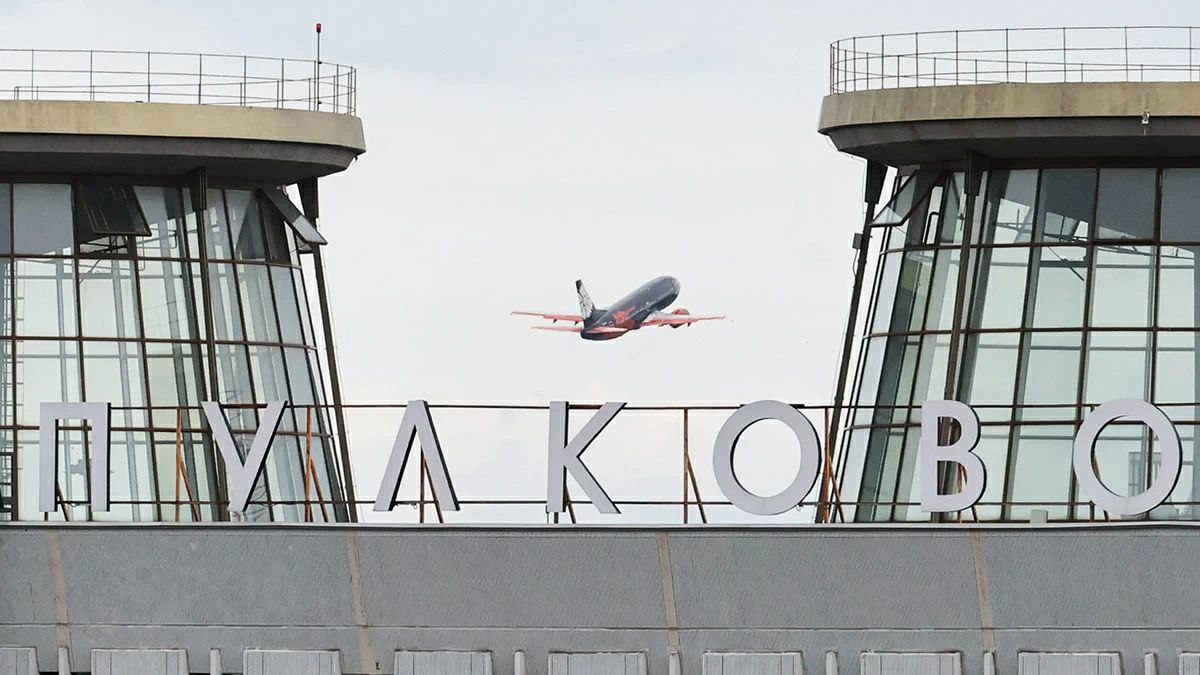 Пулково начнет реконструкцию исторического терминала не ранее 2030 года Об этом Ведомостям рассказал гендиректор оператора аэропорта Санкт Петербурга ООО Воздушные ворота Северной столицы ВВСС Леонид Сергеев Сейчас терминал используется для обслуживания внутренних рейсов Согласованного проекта реконструкции Пулково 1 пока нет но есть четкое видение оптимального подхода к данному вопросу для улучшения условий и качества обслуживания пассажиров сказал Сергеев По его словам сейчас используется лишь 15 000 из 60 000 кв м общей площади исторического здания В рамках реконструкции считаем целесообразным увеличить количество полезных площадей более чем до 50 000 кв м уточнил топ менеджер Текущая планировка здания Пулково 1 с шестью уровнями и эскалаторами по словам Сергеева напоминает метро Планируется вынести все ключевые операции регистрацию досмотр и выходы на посадку на один уровень без спусков и подъемов Это сделает процесс комфортным для всех пассажиров особенно для семей с детьми и маломобильных групп отметил топ менеджер Но для того чтобы начать реконструкцию терминала Пулково 1 необходимо сначала построить инфраструктуру для размещения и обслуживания пассажиров внутренних рейсов Подписаться на PRO transport