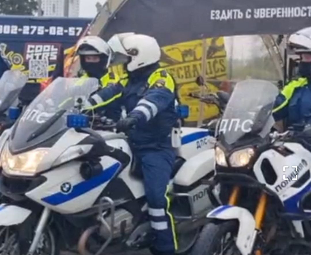 Уральские полицейские предпочитают догонять нарушителей на BMW. Вероятно родные «Уралы» не могут пока тягаться с Harley-Davidson. Скриншот: с официального видеоролика ГАИ по Свердловской области. #читатели_говорят