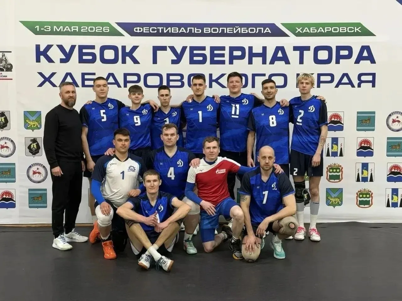 Амурские спортсмены в призах IV Фестиваля волейбола на Кубок Губернатора Хабаровского края В масштабном турнире приняли участие 8 мужских команд из Хабаровска Комсомольска на Амуре Камчатки Сахалина Республики Саха Якутия Владивостока и Благовещенска Сборная амурской столицы была представлена лучшими игроками которые были отобраны в результате игр Кубка МТК по волейболу Команды разделили по подгруппам Благовещенцы попали в одну группу с Комсомольском сборной ДВГАФК Хабаровск и ДВФУ Владивосток Амурские волейболисты смогли выиграть две игры из трёх в первом матче с Комсомольском благовещенцы уступали 0 2 по сетам но потом выиграли 3 2 16 14 в 5 й партии проиграли хабаровчанам 1 3 а владивостокцев обыграли со счётом 3 0 По регламенту турнира команды занявшие первые места в группах сразу выходили в полуфинал а вторые и третьи места попадали в плей офф вторая команда на третью с параллельной группы Амурская команда попала на якутян и второй раз на турнире смогла отыграться с 0 2 по сетам Тай брейк благовещенцы выиграли 17 15 Путь к финалу преградила Камчатка победитель параллельной группы Наша команда уступила им со счётом 1 3 по партиям В игре за бронзу благовещенцы вновь обыграли ДВФУ из Владивостока со счётом 3 0 А в игре за золотые награды Камчатка обыграла ДВГАФК Хабаровск Помимо командных призов организаторы наградили и лучших игроков в каждом амплуа Лучшим блокирующим турнира был признан Дмитрий Нагорный сборная Благовещенска Поздравляем амурчан с достойным выступлением на турнире в Хабаровске