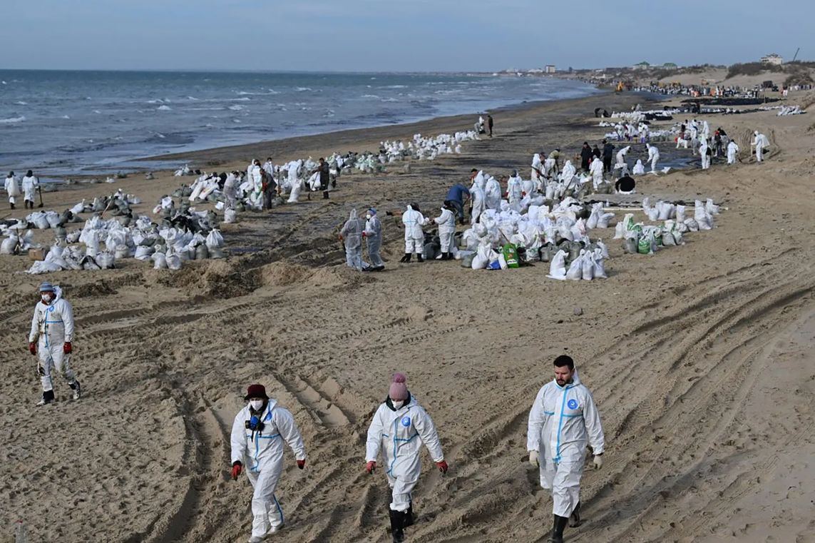 В Анапском песке нашли опасный канцероген бензапирен – норма превышена в 22,5 раза  Пробы брали уже после очистки береговой линии от мазута.   Тем временем Глава Роспотребнадзора заявляет, что исследования подтвердили отсутствие загрязнения рыбы в Черном море – якобы 200 проб не выявили отклонений от нормы. Верим?   ШЭР / Подписаться