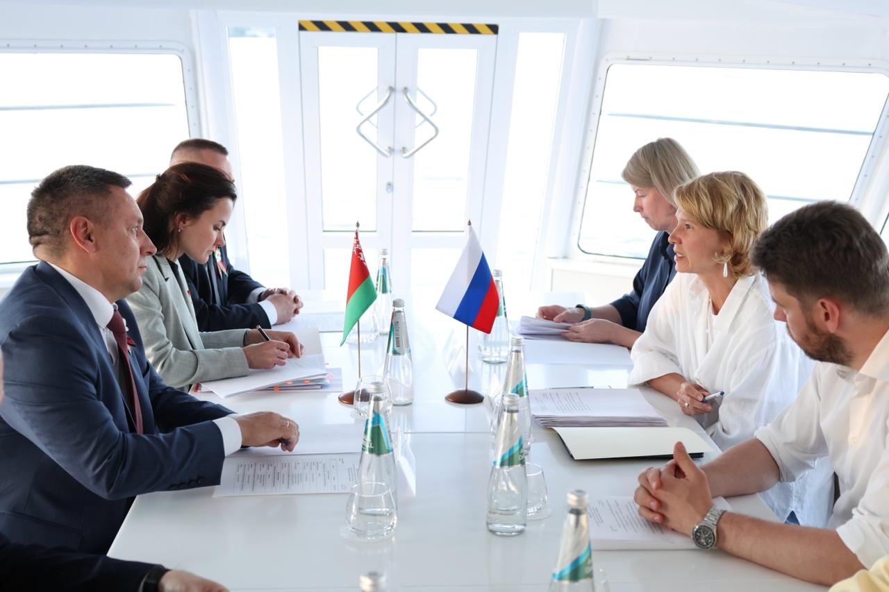 В рамках поездки в Волгоградскую область Оксана Лут провела рабочие встречи с главой Минсельхозпрода Беларуси Юрием Горловым и Министром по промышленности и агропромышленному комплексу ЕЭК Гоар Барсегян. Сотрудничество России и Беларуси в сельском хозяйстве стабильно развивается Объем взаимной торговли продукцией АПК в прошлом году увеличился на 15%, поставки минеральных удобрений выросли на 3%. Для укрепления торгово-экономического сотрудничества важно проводить работу по широкому кругу направлений. Значительным потенциалом обладает сотрудничество в научно-технической сфере, в частности, в области генетики, селекции и семеноводства. Развивается эффективное взаимодействие стран ЕАЭС в АПК Серьезным шагом на пути углубления интеграции может стать переход к реализации совместных отраслевых проектов с опорой на уже созданные научные и технологические заделы в странах ЕАЭС. Также обсудили вопросы признания органической продукции в рамках Союза, разработку Плана мероприятий по реализации Декларации о дальнейшем развитии экономических процессов в рамках ЕАЭС до 2030 года и на период до 2045 года, а также ряд других тем. #международные_отношения