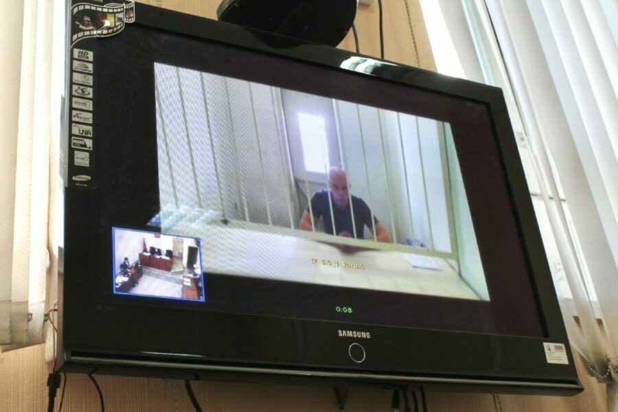 Экс гендиректору ФК Новосибирск Андрею Перлову изменили меру пресечения В Центральном районном суде Новосибирска прошло очередное заседание по уголовному делу против бывшего генерального директора АНО ФК Новосибирск Андрея Перлова Суд удовлетворил ходатайство защиты об изменении ему меры пресечения С сегодняшний вечер Андрей Борисович проведет не в следственном изоляторе а у себя дома со своей женой с их собакой и котом говорится в сообщении адвоката Перлова Геннадия Шишебарова Подробнее читайте по ссылке INFOPRO54 Источник фото Новосибирский областной суд автор пресс служба суда