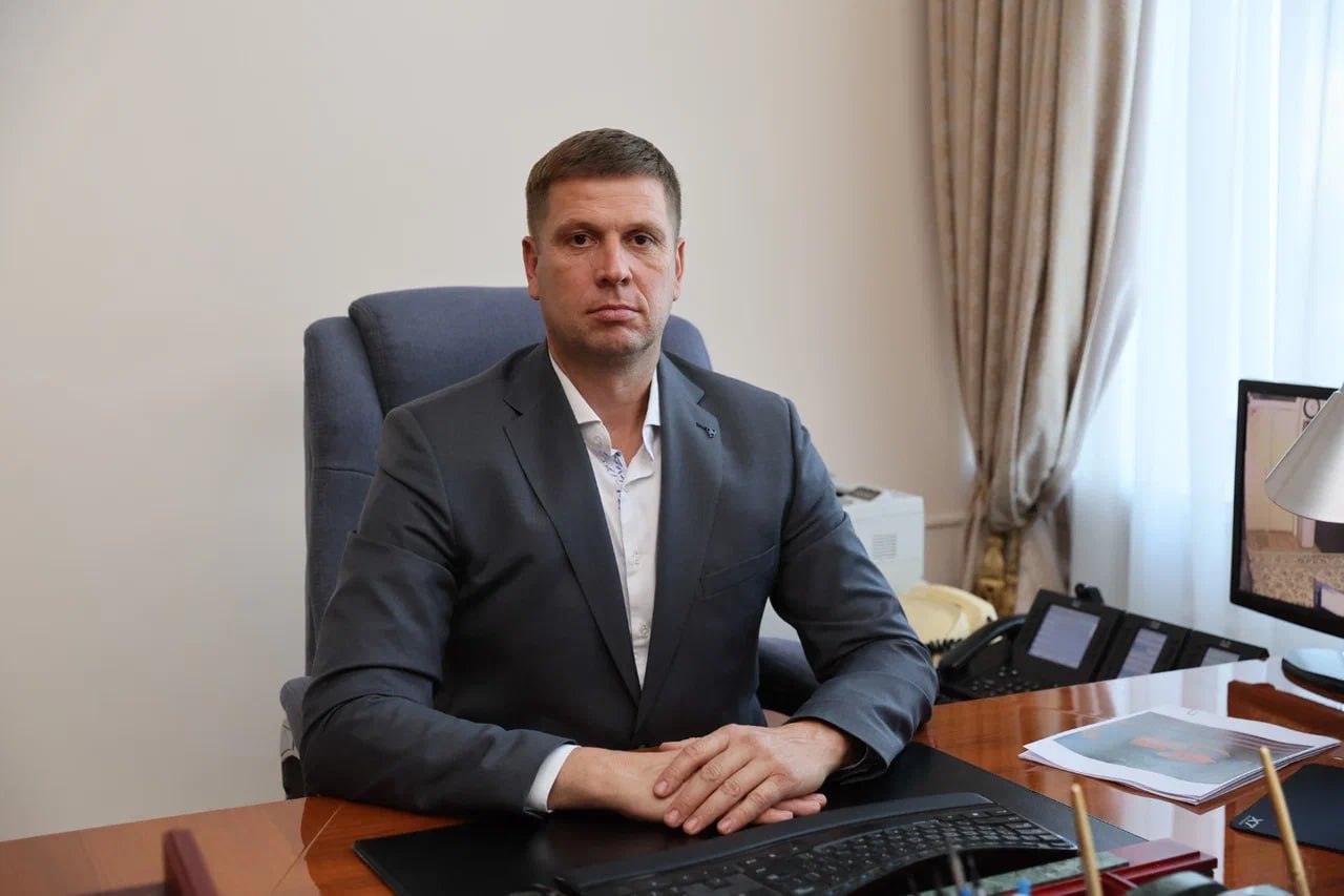 На должность управляющего делами администрации Краснодарского края назначен Антон Казанов Родился 10 февраля 1980 года в Газалкенте Ташкентской области Окончил Кубанский государственный аграрный университет им И Т Трубилина по специальности инженер технолог С 2004 по 2016 год был директором ООО Карельская Домостроительная Компания в Краснодаре До 2023 года заместитель директора государственного казенного учреждения по эксплуатации и содержанию административных зданий администрации Краснодарского края В 2024 году поступил на государственную службу Занимал должность заместителя руководителя департамента строительства Краснодарского края   Быть в курсе Мы в MAX
