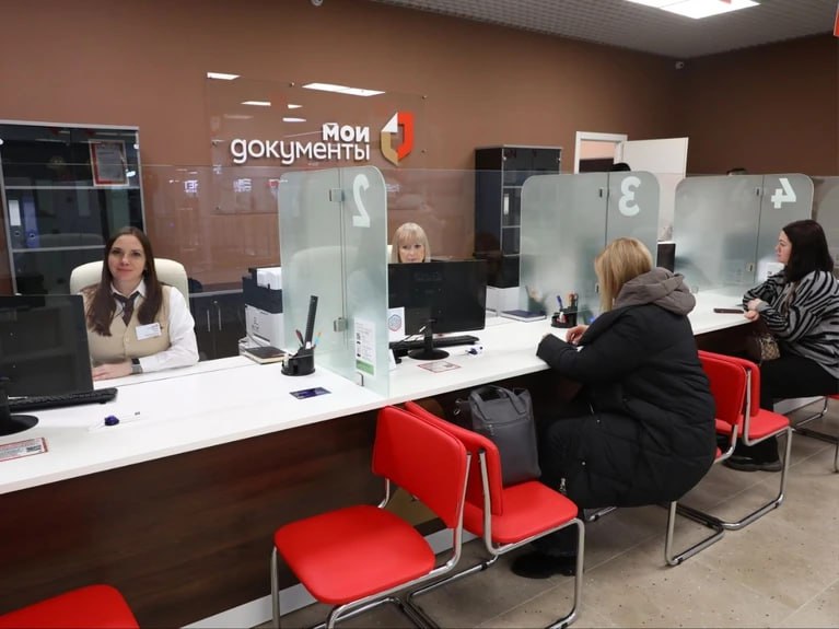 В Куйбышевском районе Самары открыли новый офис МФЦ Условия комфортные коллектив слаженный все специалисты знают свое дело вежливы и доброжелательны Уверен что и в других двенадцати МФЦ по Самаре работают такие же профессионалы отметил мэр Иван Носков Одними из первых посетителей стала молодая пара которая подала заявление на регистрацию брака Новый офис МФЦ теперь располагается по адресу Казачья 36 в здании торгового центра Также рассматривается возможность открытия нового филиала в поселке Прибрежный   Подписаться на truekpru63 Мы в MAX