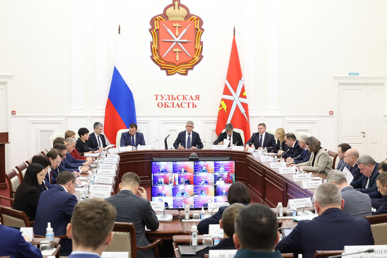 Дмитрий Миляев дал поручения по итогам визита в Ульяновскую область заместителю Губернатора Наталье Архиповой подготовить правовой акт о компенсации за счет регионального бюджета расходов на дорогу онкопациентам из Тульской области в Центр медицинской радиологии и онкологии Федерального медико биологического агентства заместителю председателя Правительства министру культуры и туризма Тульской области Ольге Гремяковой организовать в 2026 году участие творческих коллективов региона в культурных мероприятиях Ульяновской области министру промышленности Тульской области Николаю Еланцеву до конца года совместно с тульскими компаниями ВеАл НПО Промет УАЗ и Ульяновским моторным заводом организовать работу по поставке образцов продукции А также проработать вопрос промышленной кооперации между регионами министру транспорта и дорожного хозяйства Тульской области Светлане Воскресенской взять на контроль соблюдение договоренностей по закупке автобусов на предприятии Симаз председателю комитета по науке и инноватике Антону Панкратову направить в адрес руководителей ульяновских компаний Гален и ПРОМТЕХ Ульяновск предложения о сотрудничестве с ИНТЦ Композитная долина министру здравоохранения Тульской области Сергею Мухину проработать вопрос закупки автомобилей скорой помощи производимых на ульяновском предприятии Автодом для регионального Центра медицины катастроф министру экономического развития Тульской области Александру Ярошевскому совместно с профильными органами власти до конца года подготовить план мероприятий по сотрудничеству с Ульяновской областью