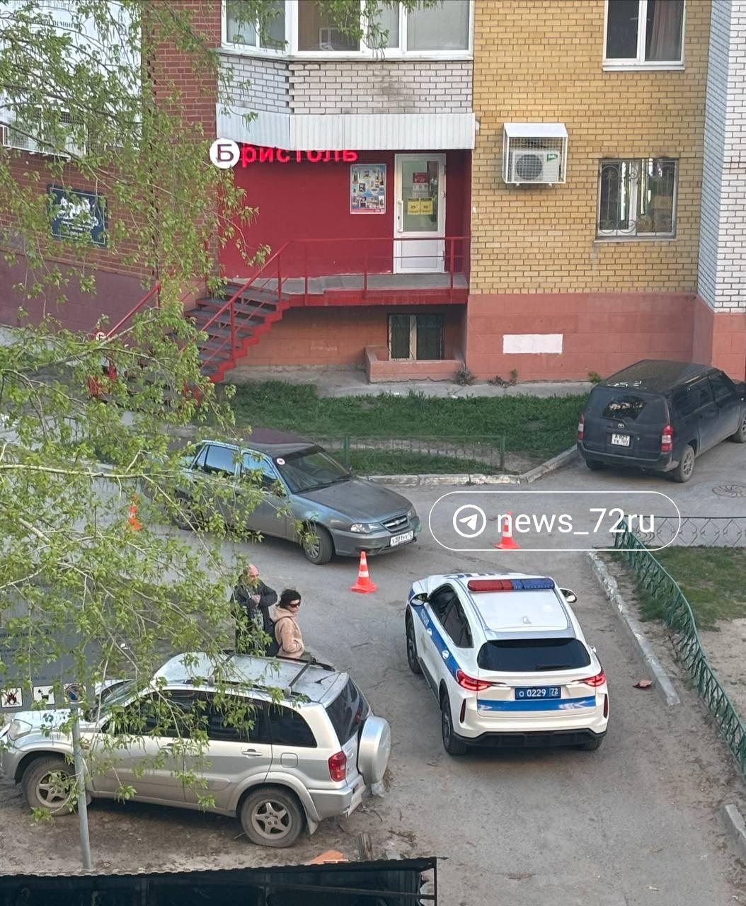 Пьяный водитель ездил по двору и таранил машины. Нарушителя заметили 7 мая на улице Уральской. Протаранил семь машин. Мужчина догнал его, остановил и выдернул ключи. Нарушитель сказал, что поругался с женой, напился и сел за руль, — рассказал тюменец. В ГАИ уточнили, что разбита одна машина. Также мужчина въехал в забор. Водитель Daewoo Nexia убежал в один из подъездов. Сотрудники Госавтоинспекции работают на месте ДТП, разыскивают водителя.