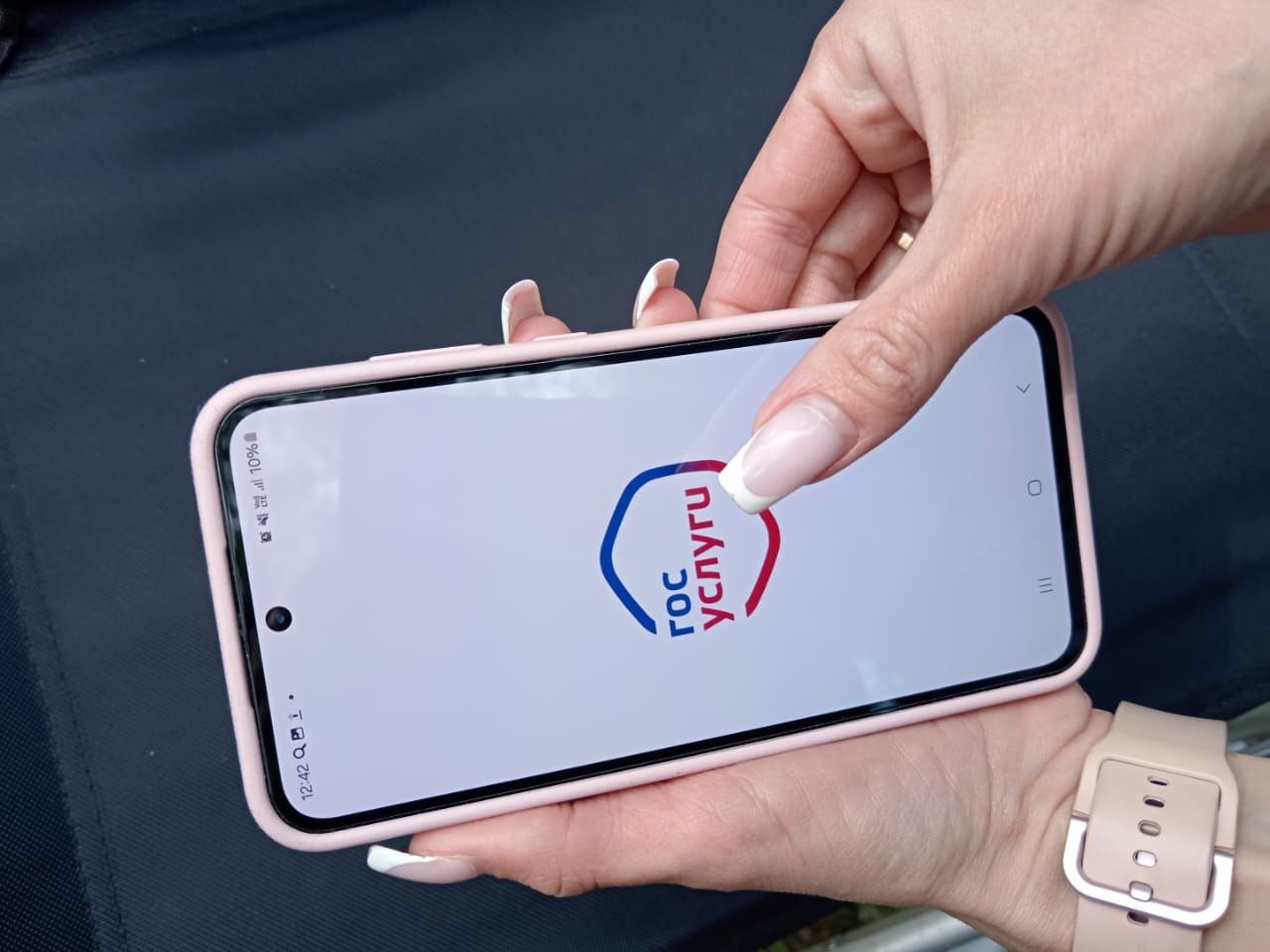 Минцифры предложил заменить SMS-коды на биометрию для входа в Госуслуги  Ведомство рассматривает более безопасный способ авторизации через распознавание лица или голоса. Это должно защитить пользователей от мошенников, которые сейчас взламывают аккаунты через SMS-подтверждение.    По словам министра Максута Шадаева, новая система сможет предотвратить оформление кредитов и другие махинации от имени граждан. Пока инициатива на стадии обсуждения — сроки внедрения не называются.    Если изменения примут, для доступа к Госуслугам потребуется сдать биометрические данные.   Югополис   Прислать фото или видео   ‍  Читайте нас на сайте ЮГОПОЛИС