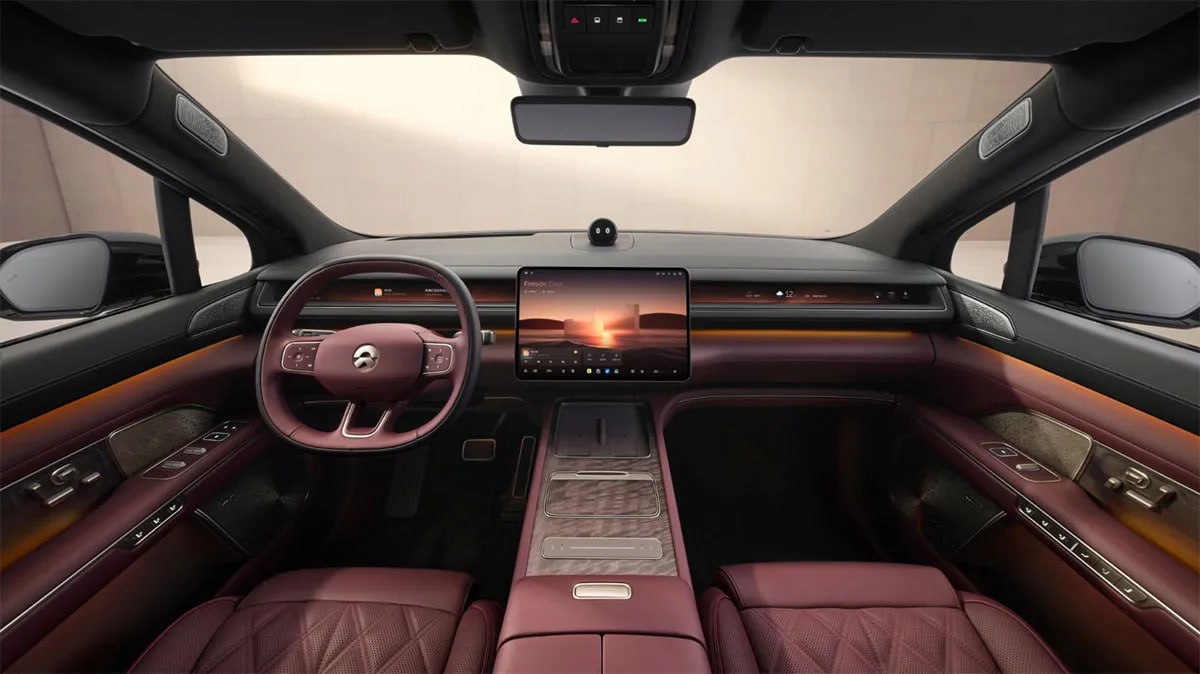 NIO представила абсолютно новый ES8 Его главная фишка стартовая цена которая по сравнению с предыдущим поколением рухнула аж на 14 000 до 416 800 Габариты авто 5280 2010 1800 мм колесная база 3130 мм Доступен как 6 местный 2 2 2 так и 7 местный 2 3 2 салон У нового ES8 полный привод и 900В архитектура такая же как у NIO ET9 Электромотор на передней оси развивает мощность 241 л с На задней 456 л с Разгон до 100 км ч за 3 97 сек Батарея на 102 кВт ч обеспечивает запас хода до 635 км CLTC Есть быстрая зарядка 5С добавить 250 км можно всего за 5 мин Внутри минимализм в сочетании с лучшими материалами и последними технологиями Кстати если рассматривать вариант когда батарея берется по подписке и безлимитно месяц меняется на swap станциях в Китае 75 кВт ч можно взять за 100 флагман NIO окажется дешевле чем новая Tesla Model Y L всего 308 800 43 000 P S Много владельцев электричек от NIO в нашем чат форуме NIOclub Присоединяйтесь Рассмотрели бы новый ES8 к покупке да конечно нужен тест драйв не NIO в наших краях абсолютный неликвид GreenAgenda Чат NIO