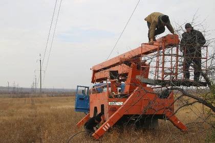 Первые семьи начали возвращаться в свои дома в Широкино  Василий Овчаров отметил, что в населенном пункте уже есть подача электроэнергии и запитаны первые дома.  Уже три семьи вернулись в село на постоянное место жительства, - заявил Овчаров.