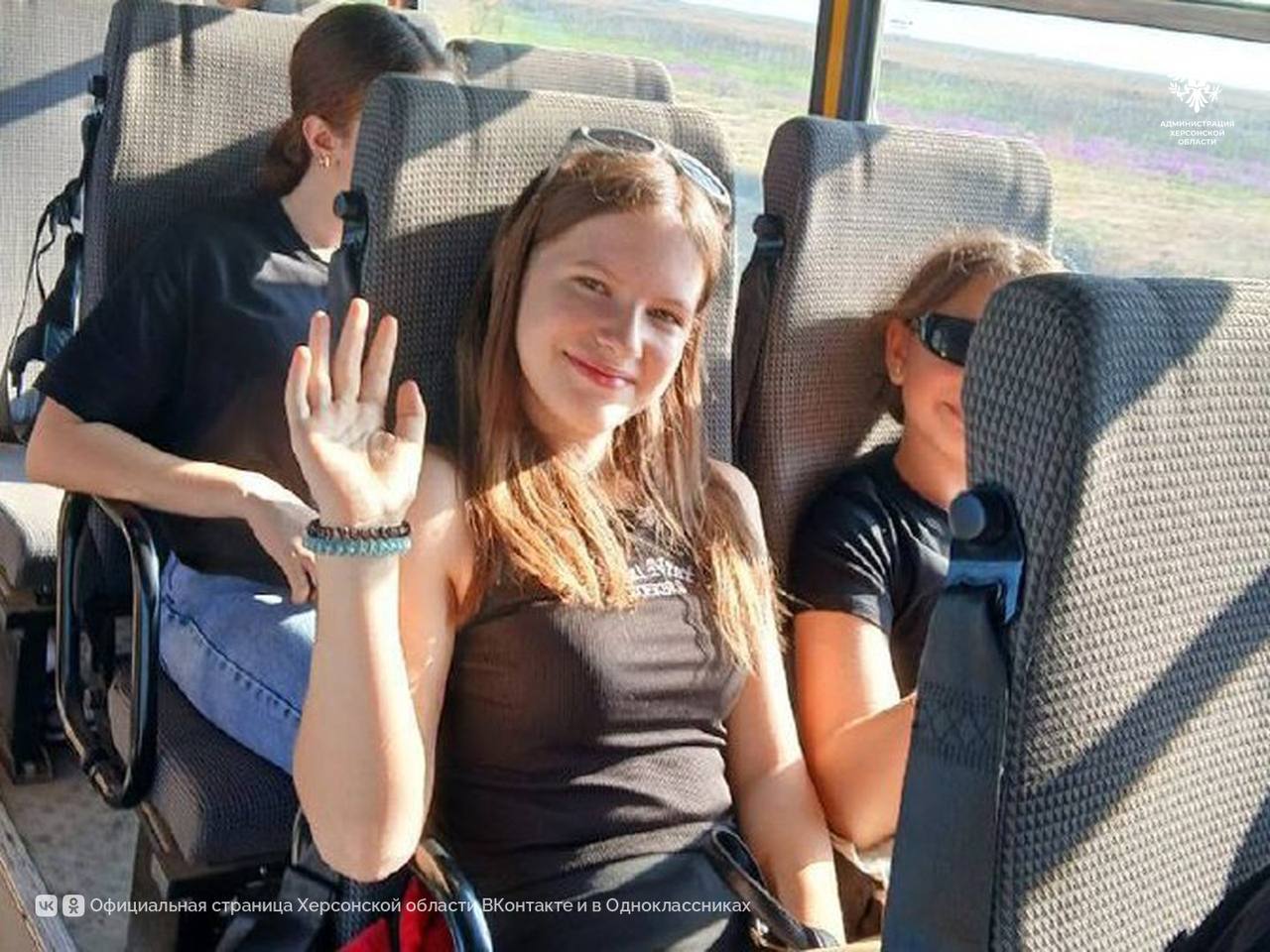 150 школьников из Херсонской области отправились на оздоровление в Евпаторию Летние каникулы для 150 школьников из Алешкинского, Голопристанского и Великолепетихского округов начались с поездки в детский оздоровительный лагерь им. Ю. А. Гагарина в Евпатории. Это лето станет особенным для детей, которые проведут 21 день на побережье Черного моря, получая яркие впечатления, новые знакомства и укрепляя свое здоровье. Поездка стала возможной благодаря сотрудничеству с регионом-шефом – Калининградской областью. «Лето — это время не только для отдыха, но и для здоровья, новых знакомств и ярких впечатлений. Благодаря сотрудничеству с Калининградской областью, мы можем предоставить нашим детям такие уникальные возможности. Уверена, что ребята вернутся домой с новыми силами, позитивом и незабываемыми воспоминаниями», — поделилась министр образования и науки Херсонской области Людмила Ковтун. Сайт ВК ОК #Администрация_Херсонская_область