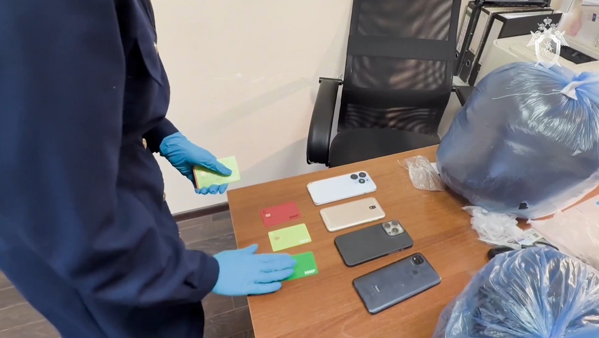 Молодым барнаульцам предъявили обвинение в диверсии В ноябре 15 летний подросток нашел в одном из каналов в мессенджере объявление с предложением заработать После того как барнаулец оставил заявку с ним связался неизвестный предложив деньги за поджог технического устройства для передачи сотовой связи О полученном предложении парень рассказал своему 19 летнему знакомому В начале декабря действуя по указанию куратора молодые люди совершили поджог Благодаря грамотным действиям оперативников краевого управления ФСБ и центра противодействия экстремизму МВД через несколько дней преступников задержали По факту диверсии совершенной группой лиц по предварительному сговору возбудили уголовное дело На время следствия суд отправил подростка под домашний арест его совершеннолетнего подельника в СИЗО передает Следственный комитет Алтайского края