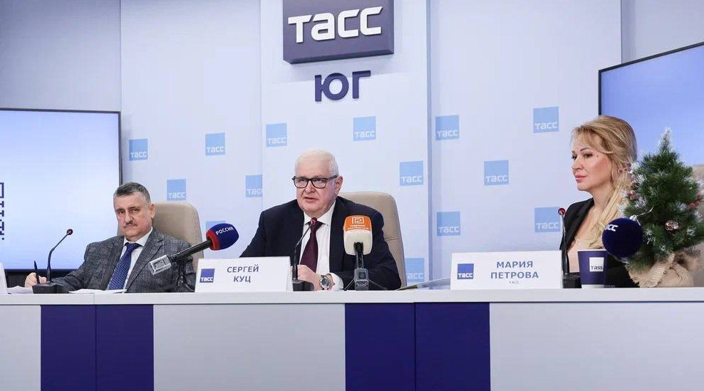 Ростовская область ускоряет комплексное развитие территорий В Ростовской области набирает обороты программа комплексного развития территорий КРТ благодаря которой городские и сельские пространства станут более комфортными для жизни Об этом на прошедшей пресс конференции в региональном информационном центре ТАСС Юг рассказали представители донского Минстроя Они представили ключевые достижения и планы в этой сфере подчеркнув изменения в законодательстве и реализации проектов Так с 2025 года в Ростовской области действует обновленная градостроительная политика Для ее реализации подготовлен пакет из шести поправок в действующие областные законы и два новых законопроекта Параллельно с этим утверждены двенадцать постановлений правительства и семь административных регламентов что создает прочную нормативную базу для развития территорий Южная служба новостей