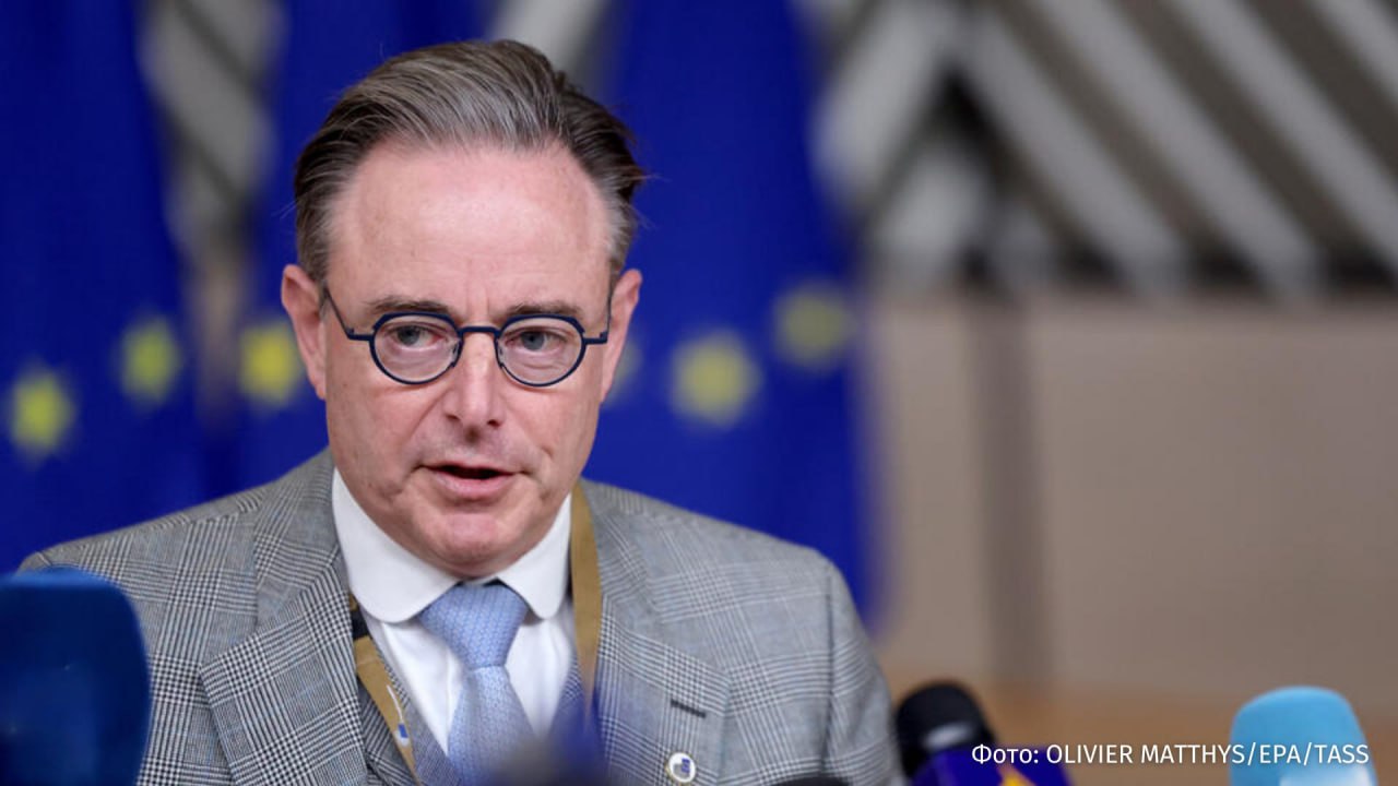 Бельгия может оказаться в изоляции в Евросоюзе если не согласится на изъятие замороженных активов РФ для Украины Об этом пишет Politico со ссылкой на источники По данным издания чиновники ЕК будут игнорировать бельгийского премьера Барта де Вевера если он продолжит блокировать план ЕС Его мнение по предложениям ЕС запрашиваться не будет и на его телефонные звонки также не будут отвечать Де Вевер так долго сопротивлялся плану финансирования кредита за счет замороженных российских активов которые в основном находятся в Бельгии что теперь дипломаты со всего блока разрабатывают стратегии чтобы убедить его отмечается в материале Кроме того Бельгия направила список поправок чтобы гарантировать что в случае снятия санкций она не будет вынуждена возвращать деньги Москве Однако по словам европейских дипломатов из запросов Бельгии будут рассматриваться наиболее серьезные Если Де Вевер продолжит блокировать план а он делает это уже несколько месяцев выдвигая дополнительные условия и требования он окажется в неудобном и примечательном положении для лидера страны которая так долго выступала за ЕС приводит Pоlitico слова одного из источников Накануне премьер Бельгии назвал воровством предложение Еврокомиссии использовать российские активы для Украины и не исключил подачи в суд чтобы блокировать возможное решение IZ RU в Telegram в MAX