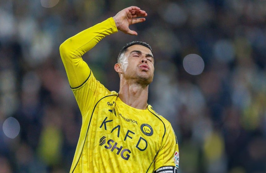 Роналду идёт на конфликт Криштиану отказался играть за Аль Наср в ближайшем матче A BOLA Причиной демарша стал вовсе не отдых перед важной игрой а недовольство действиями руководства Португалец считает что государственный фонд PIF откровенно тянет конкурентов из Аль Хиляля игнорируя интересы его клуба