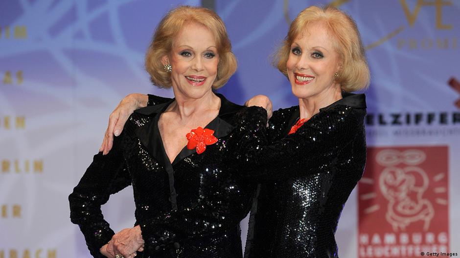 Немецкие артистки близнецы Кесслер совершили суицид они планировали свою смерть с помощью специальной организации Сестры Алиса и Эллен Кесслер покончили жизнь самоубийством 17 ноября прибегнув к помощи ассистированного суицида 89 летние женщины сами выбрали дату своей смерти и несколько месяцев планировали уход из жизни со специалистами Немецкого общества гуманной смерти DGHS в котором обе состояли DGHS насчитывает около 50 тысяч членов Согласно пресс релизу организации только в 2024 году DGHS оказало содействие более чем 600 самоубийствам Немецкое общество гуманной смерти предоставляет так называемых сопровождающих для тех кто больше не хочет жить Подать заявку могут только члены организации К желающим прикрепляются два специалиста врач и юрист Если консультанты приходят к выводу что желание умереть является добровольным и осознанным они берут на себя организацию самоубийства и получают на руки смертельный препарат обычно анестетик тиопентал пишет Der Spiegel Препарат вводится самим пациентом Стоимость процедуры составляет 4000 евро С февраля 2020 года коммерческая помощь в самоубийстве в Германии больше не является уголовным преступлением Однако такой формат услуг нередко сталкивается с критикой Несколько членов парламента от разных партий в настоящее время работают над новым законопроектом об ужесточении правил для таких организаций как DGHS Сестры Кесслер родились 20 августа 1936 года в Нерхау Саксония Прорыв в их карьере случился в 18 лет когда они получили приглашение выступить в знаменитом парижском кабаре Лидо В 1959 м сестры представляли Германию на Евровидении где заняли восьмое место Если у вас есть мысли о самоубийстве вам стоит обратиться к врачу Экстренные телефонны помощи в кризисных ситуациях в Германии 112 или 0 800 111 0 111 222 dwglavnoe