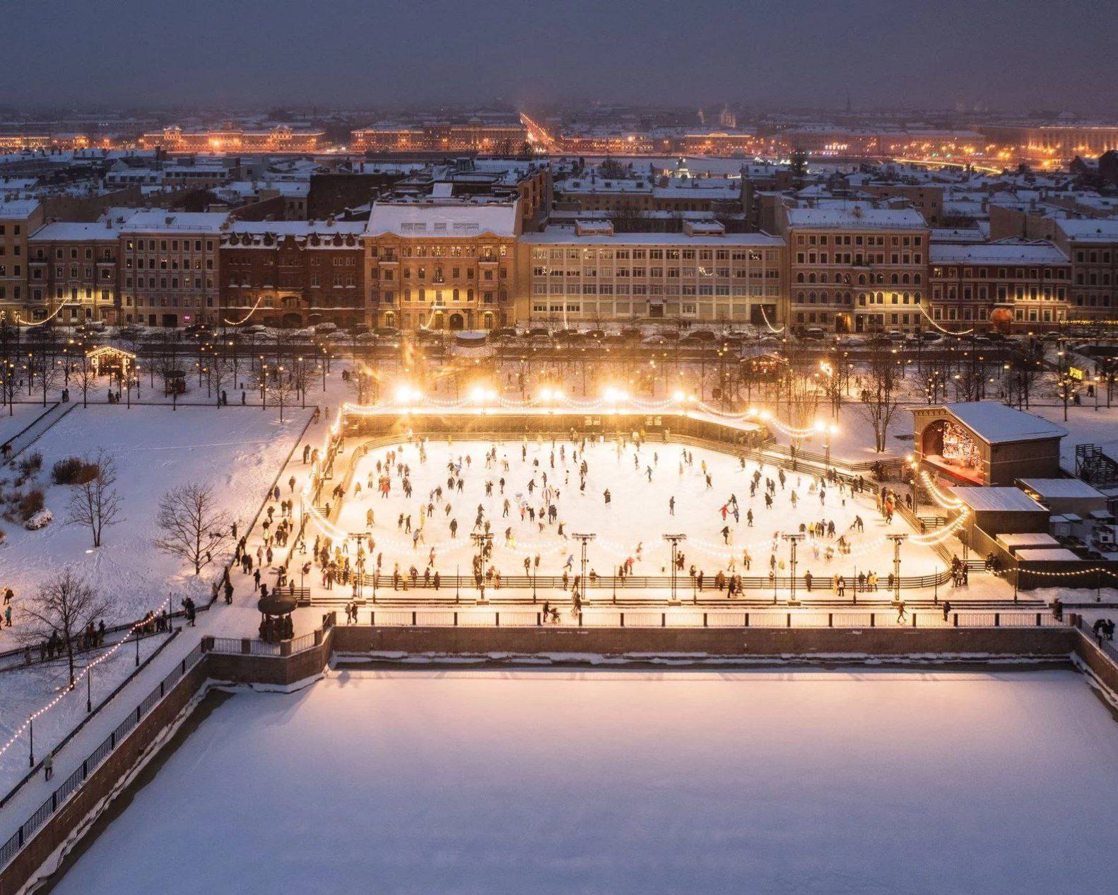 Уже в эту субботу открывается каток в Новой Голландии Как всегда лед залили на большом газоне Кататься можно будет каждый день с 10 00 до 23 00 Билеты от 200 рублей Эй Питер