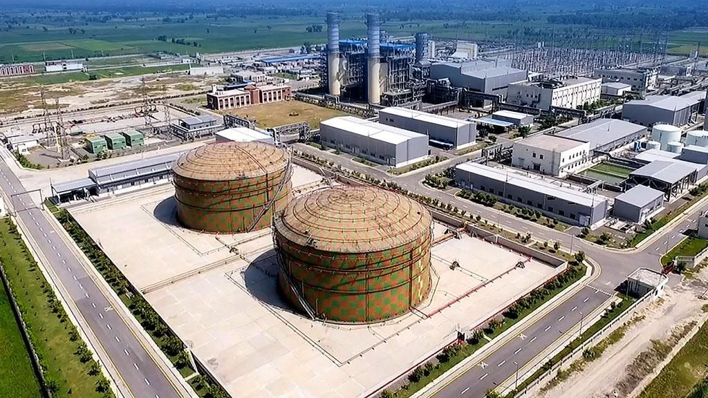 В Китае заработала крупнейшая в мире электростанция на сжатом воздухе Она находится в провинции Цзянсу сообщает Bloomberg со ссылкой на компанию Harbin Electric Corp участвовавшую в строительстве объекта Электростанция мощностью 2400 МВт может вырабатывать 600 мегаватт часов электроэнергии и обеспечивать годовую потребность 600 тыс домохозяйств Согласно информации BloombergNEF такие объекты представляют собой наиболее экономичное и долговечное решение для хранения энергии Они работают по принципу закачки сжатого воздуха в подземные пещеры в ночное время и его высвобождения в дневное для вращения турбин и выработки электроэнергии Harbin Electric Corp Telegram Max